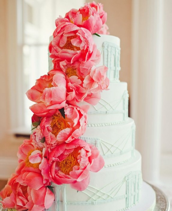 Fotos de pasteles de boda con flores en cascada