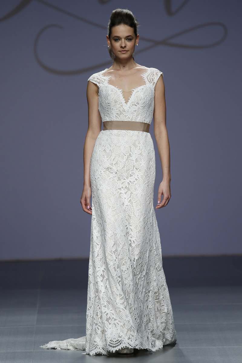 Elaborado encaje presentado en el Barcelona Bridal Week 2015 por Justin Alexander