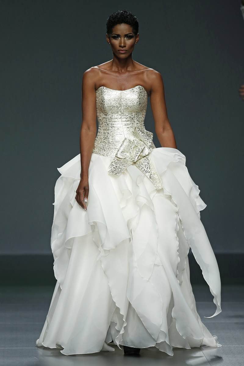 La colección se llama Euphoria y este vestido de novia de Jordi Dalmau es totalmente eufórico con su combinación de plateado y blanco