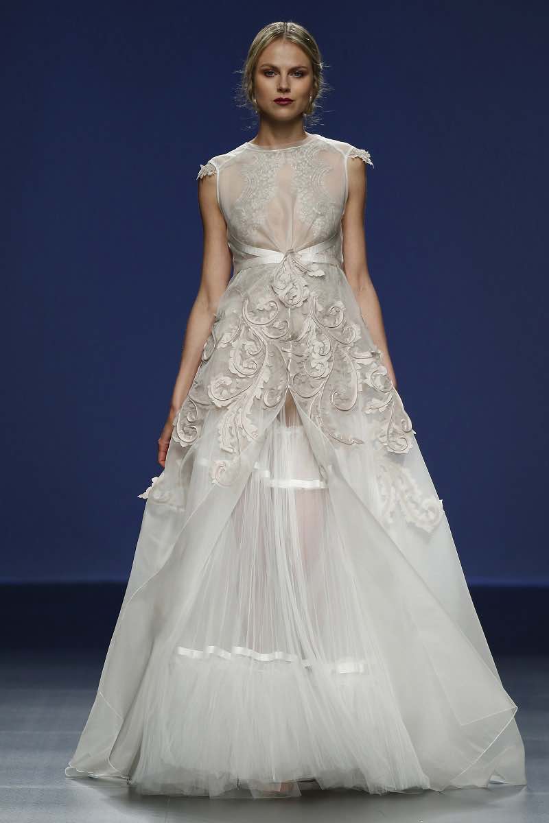 Parece una novia romántica pero es muy atrevida - M&M - Barcelona Bridal Week 2015