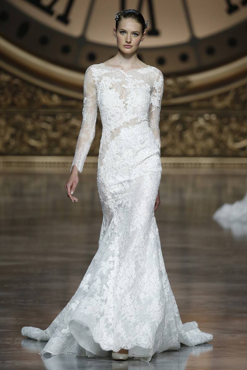 Pronovias 2016 - traje de novia ceñido al cuerpo con encaje y mangas largas