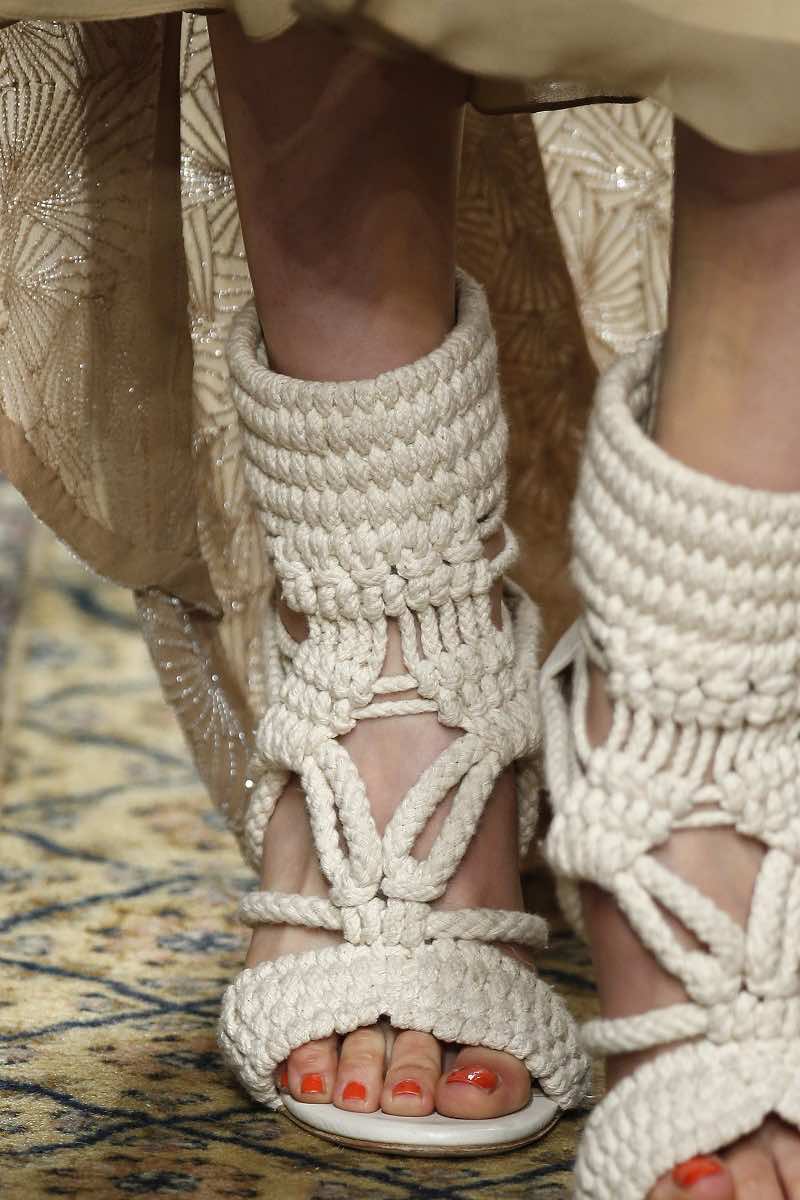 Toma un momento para detallar los zapatos de novia de Houghton en el Barcelona Bridal Week