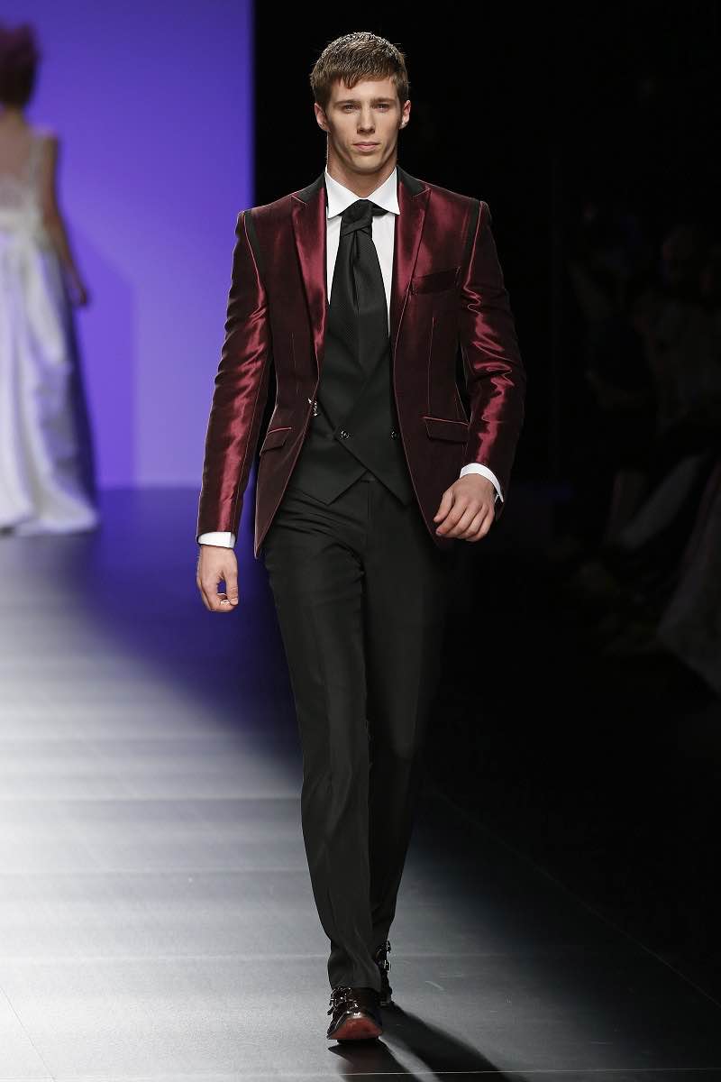 Traje de novio con un fuerte toque de color marsala de Miquel Suay – Amberlace 2016