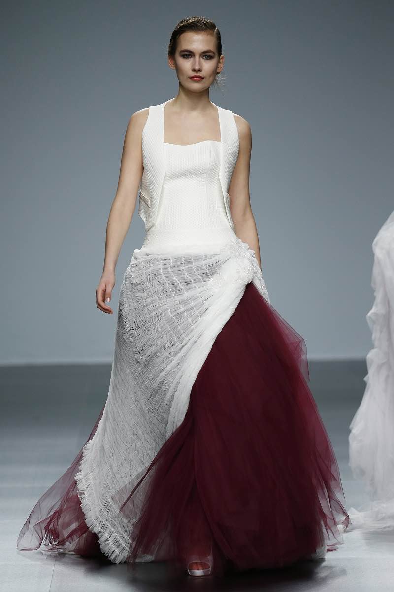 Vestido en blanco y marsala de Jordi Dalmau para el Barcelona Bridal Week 2015