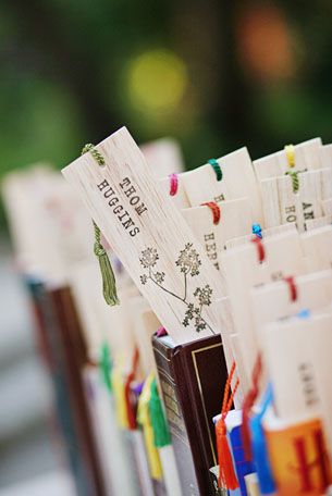 Señaladores para libros como souvenirs de bodas originales para las parejas amantes de la literatura.