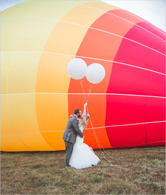 ¿Damos una vuelta en globo? Boda Wanderlust. Fotografía: Lauren Athalia Photography via weddingchicks.com