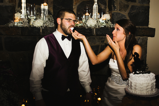 ¿Quién dijo que el pastel de bodas no puede hacer felices tanto al novio como a la novia? Decoración de boda vintage y corte de la torta. Crédito de Fotografía Christian Turner 