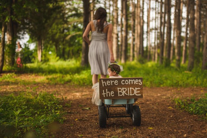 Ideas de carteles para bodas rústicas y para la entrada de la novia Fotografiada por Christian Turner Photography en exclusiva para BodasYweddings