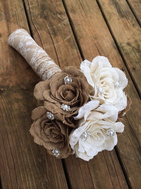 Rustic bridal's bouquet, perfect for a country wedding. Un ramo de novia de arpillera y perlas rústico.