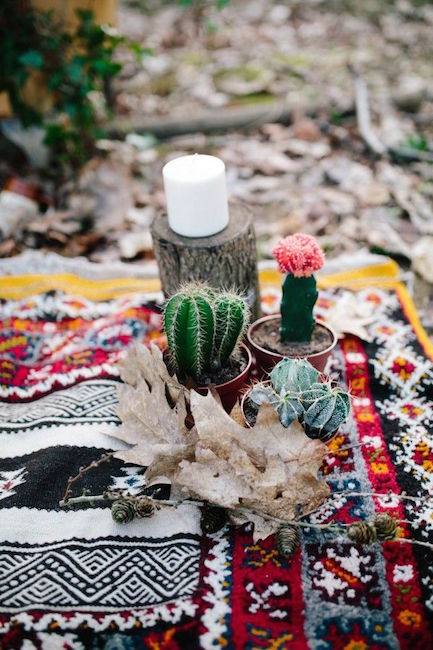 En el medio del bosque una manta vintage con estilo southwestern es el lugar perfecto para que una novia boho para intercambie sus votos matrimoniales en una caprichosa boda al aire libre.