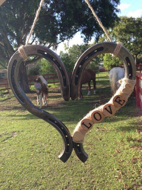 Detalles y decoraciones económicas y fáciles de hacer para bodas rústicas.