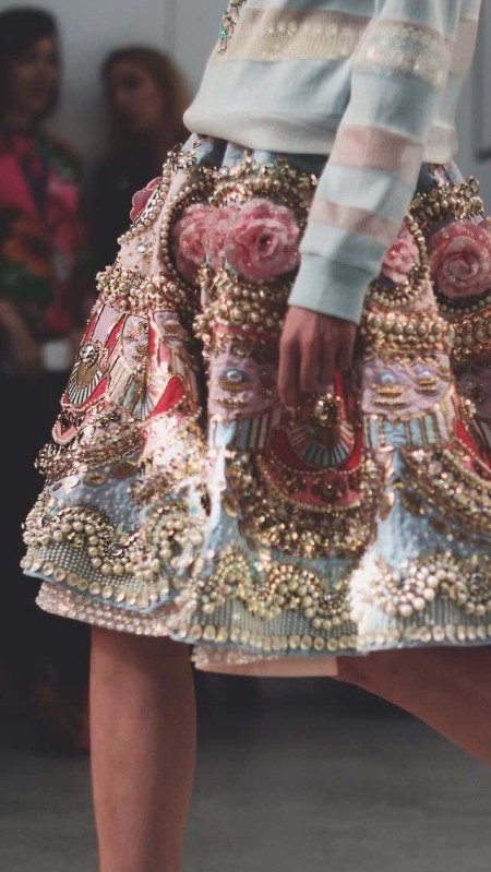 Esta falda de Manish Arora lo dice todo, no?