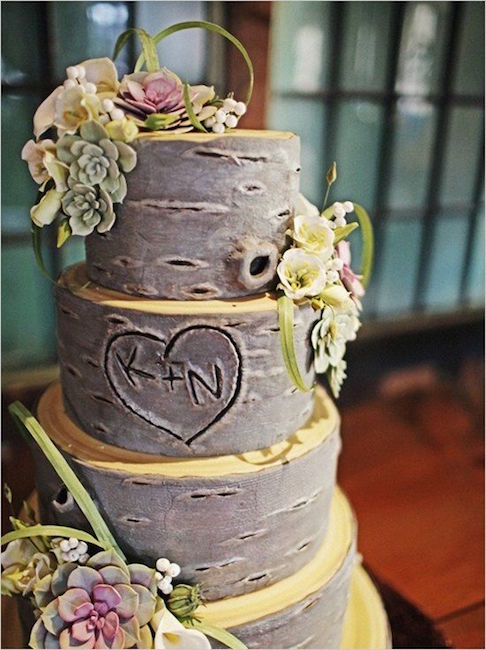 ideas para country weddings. Un romantico corazón tallado en el pastel de bodas que simula la corteza de un árbol.