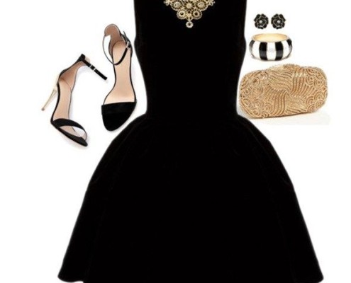 Un clásico de clásicos, estilo Audrey Hepburn en negro con accesorios en dorado. Vestido corto para fiestas con cuello bote.