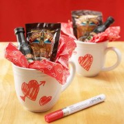 ¿Buscas mas manualidades para regalar en San Valentin? Estas tazas son fáciles de personalizar.