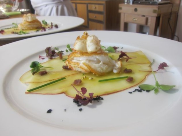 Langostinos, batatas y berro. Un platillo perfecto para el banquete de bodas.