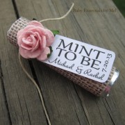 Unas refrescantes y románticas mentas personalizadas como recuerdo de boda because you are "Mint to Be" via Etsy.