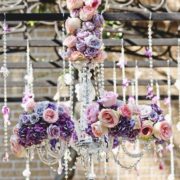 Chandeliers con flores y beads. ¿Te los imaginas colgando en jardines para bodas?