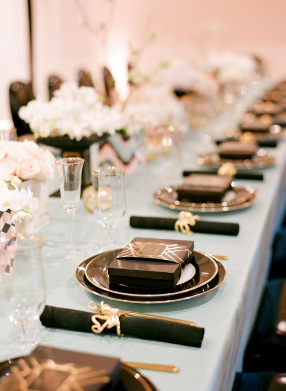 Un look glam para la decoración de mesas para fiestas de casamiento. Adoro el detalle de los souvenirs en cajas al tono. Foto Lisa Lefkowitz y diseño de Gloria Wong y Jubilee Lau.