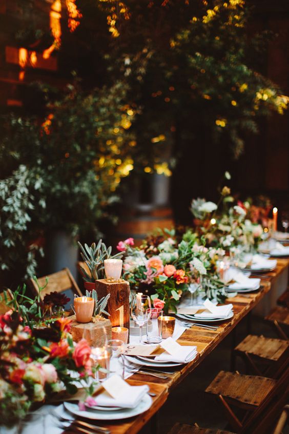 Esta boda en un jardín interior en pleno Brooklyn, los arreglos florales lo dicen todo. Brooklyn wedding with breathtaking floral design. Pat Furey Photography.