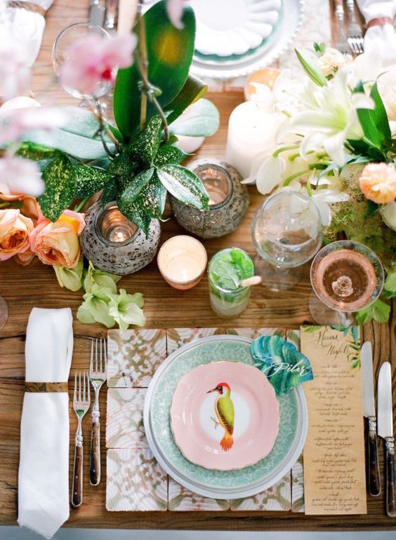 Con inspiración cubana, esta decoración de mesas para fiestas de casamiento rebosa de color. Perfecta para el verano. Foto: Jose Villa. Colorful Cuban tablescape inspiration perfect for a summer wedding.