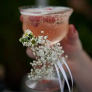 Otra idea para decorar con baby's breath. Los vasos se verán mas elegantes.