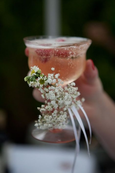 Otra idea para decorar con baby's breath. Los vasos se verán mas elegantes.