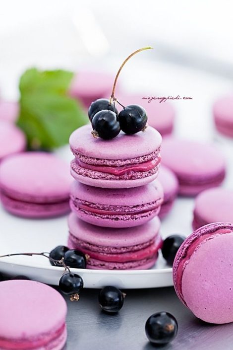 Nothing better to decorate a summer wedding than pops of color. Deliciously yummy wedding macarons by mojewypieki.