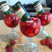 Drunk in Love: 2 oz. (60ml) Vodka de Fresas 1 oz. (30ml) Triple Sec 1/2 oz. (15ml) Granadina 2 oz. (60ml) Mix de Fresas Champagne en Mini Botellas Grosellas/Fresas.