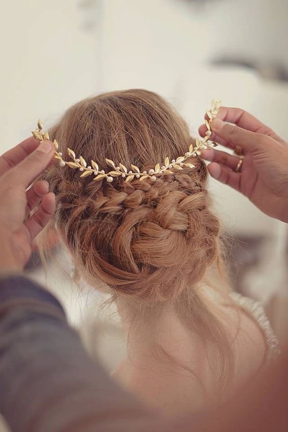 Gorgeous gold leaf bridal tiara.