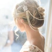 Esta romántica cadena de perlas para el pelo es una pieza que se destacará en una boda de inspiración vintage! Esta bella diadema combina tres líneas de perlas con un broche.