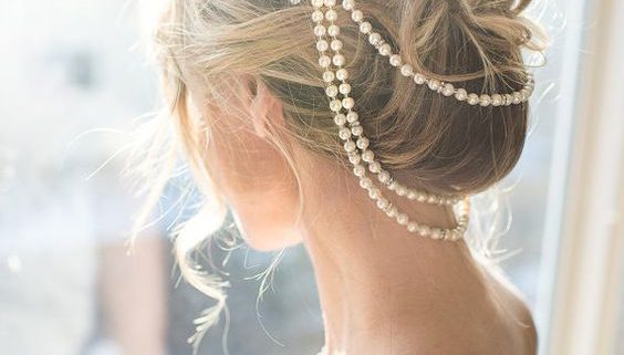 Esta romántica cadena de perlas para el pelo es una pieza que se destacará en una boda de inspiración vintage! Esta bella diadema combina tres líneas de perlas con un broche.