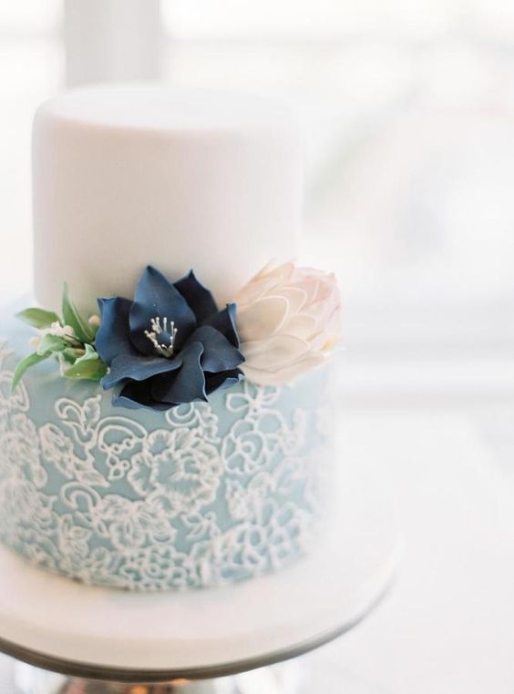 Featured image of post Elegant Wedding 2 Tier Simple Wedding Cake Designs - If you can dream up a flavour for your traditional wedding cakes were usually covered in fondant, but a lot of people aren&#039;t a fan of the thick simplicity is a statement in itself, and this beautiful single tier cake topped with roses and.