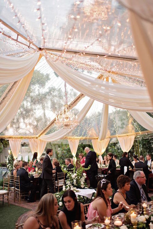 Boda de lujo al aire libre en Casa Feliz en Winter Park, Florida diseñada por An Affair To Remember. Fotografía Kristen Weaver Photography. Vestido de Maggie Sottero.