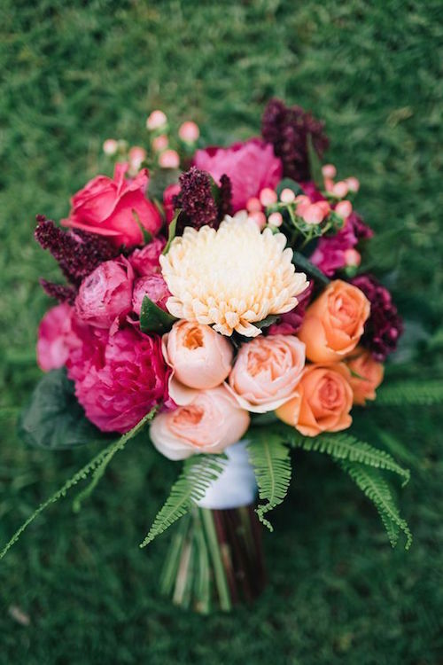 Ramo de novia con flores en color rosa, melocotón y naranja. Fotografía: Ben Yew Photography.