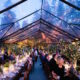 Una boda elegante en el jardín de casa con una carpa transparente. Fotografía: Adriana Klas Photography.