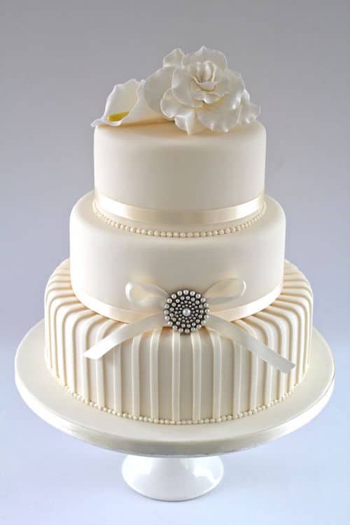 Contemporary wedding cake for something a little different. Love the piping.