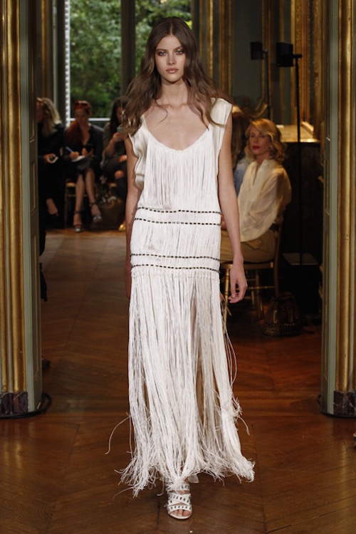 Alberta Ferretti was inspired by the 1920s. Immaculate dress, with a low waist and edged fringes in the purest spirit of the roaring 20s.