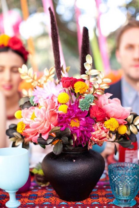 Centros de mesa con flores en jarrones preciosamente mexicanos.