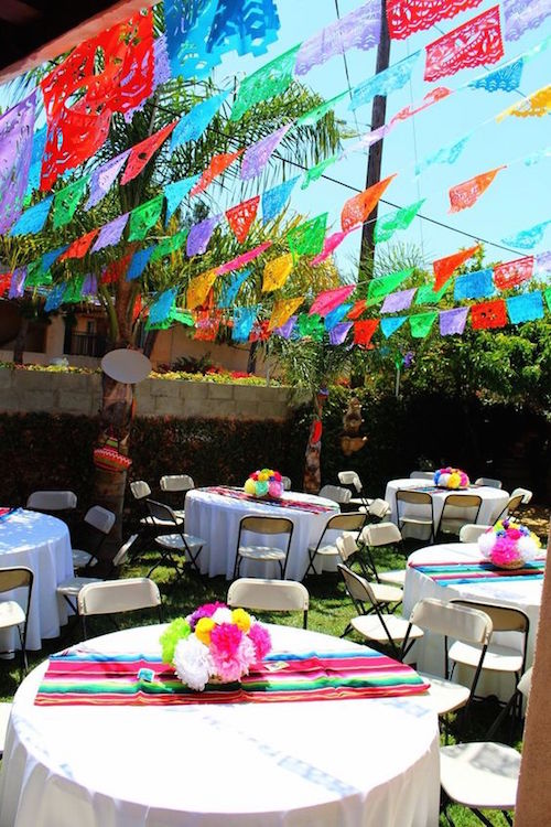 Fiesta en el jardín de casa al aire libre.