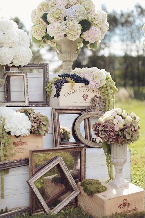 Ideas para bodas 2017: una manera fabulosas de usar espejos en la decoración de una boda vintage. Fotografía: Sonya Khegay.