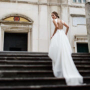 Elegant and modern wedding dress. Swoon!