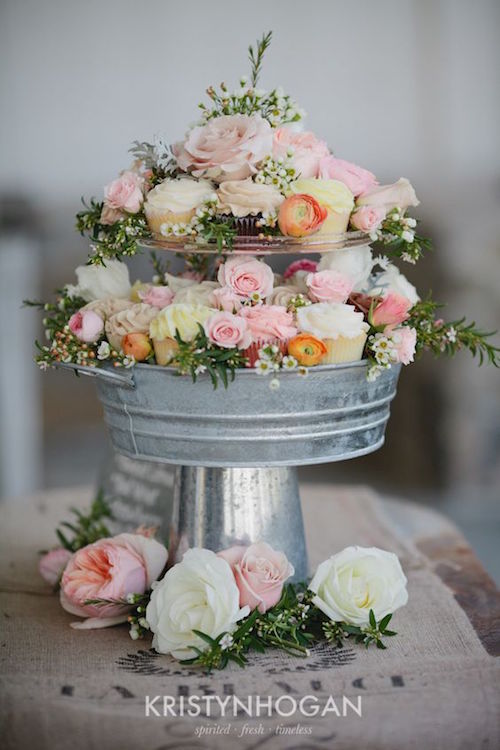 Me encanta esta idea para centros de mesa! Usa una base de lata, adhiere un plato de pastel bonito, pega un soporte de pastel pequeño y luego rellena con magdalenas y flores! Bellos centros de mesa y postre en cada mesa.