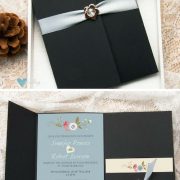 Invitación en azul con hebilla de metal y lazo de satin en plateado en sobre estilo pocketfold con detalle de flores. (BYWPI173)