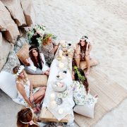 Si sueñas con una celebración descontracturada, romántica y junto al mar, las bodas boho en la playa son ideales para ti.