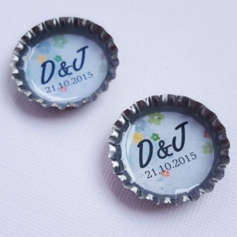 Estos magníficos y originales save the date en tapas de botellas son perfectos para una boda diferente. Un recuerdo perfecto para tus invitados.