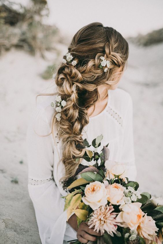 De cola de pescado al pelo suelto en cascada y del clásico al francés, hay incontables peinados de boda con trenzas que son perfectos para el día de tu boda.