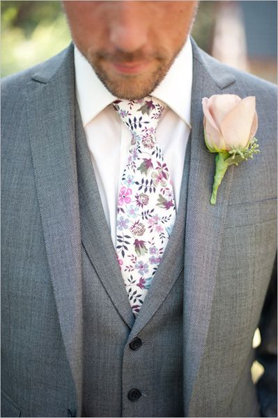 Does the groom wear a different color clearance tie