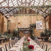 Esta hermosa boda botánica se celebró dentro de un invernadero desbordante de vegetacion en Barcelona. ¿Podrías imaginar algo más mágico?