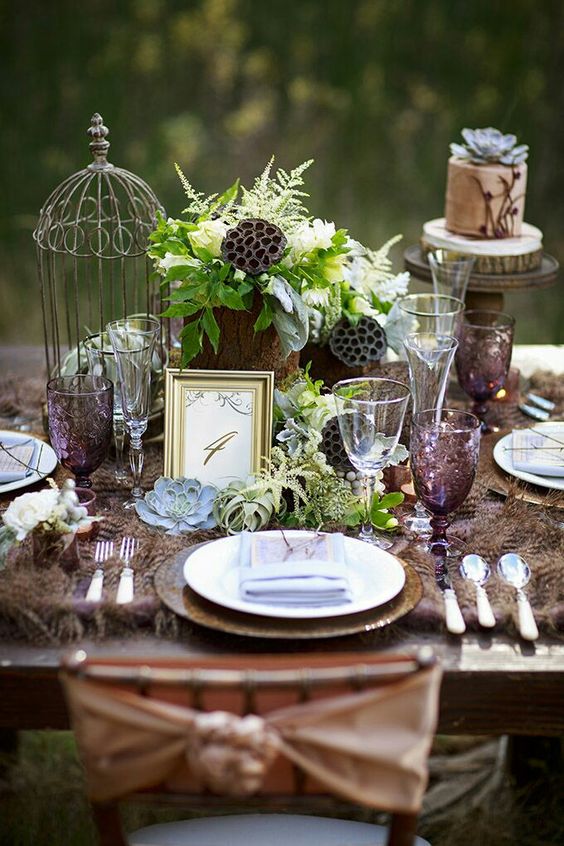 Have you ever thought about a wedding in the forest? It’s very "in" now and one of the biggest wedding trends for 2017. The enchanted forest look is so romantic and inviting! Photography: Glamour & Grace.